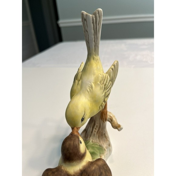 W Goebel Yellow Bird Canary Feeding Baby Chick Figurine Lang 6 W Germany 1967 - Picture 6 of 13